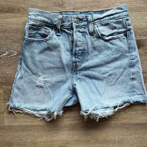 Levi’s Women's 24 Light Wash Cutoff Shorts Medium Rise